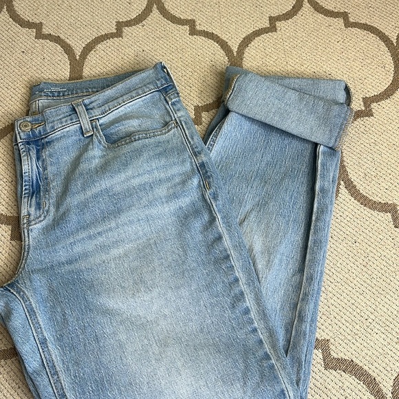 Old Navy Mid-Rise Wow Boyfriend Jeans - Picture 3 of 14